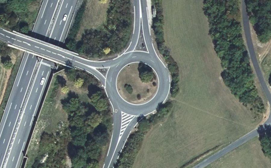 Vue aérienne du Rond-point anonyme n°128180642