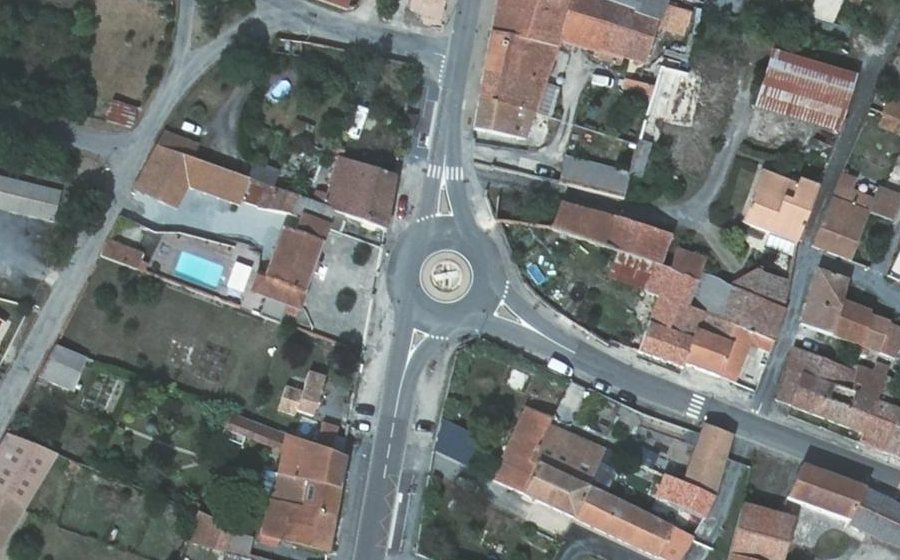Vue aérienne du Rond-point anonyme n°128185390