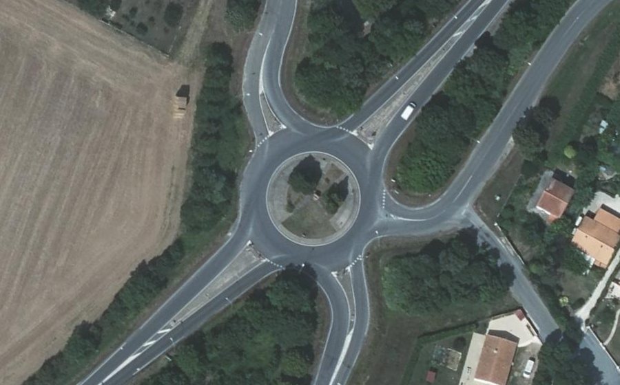 Vue aérienne du Rond-point anonyme n°128185396