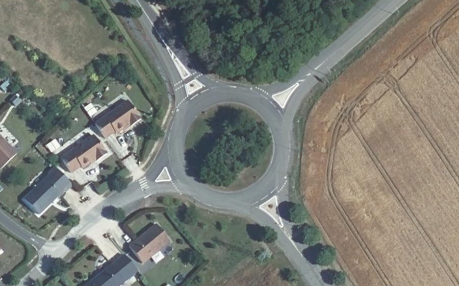 Vue aérienne du Rond-point anonyme n°128187323