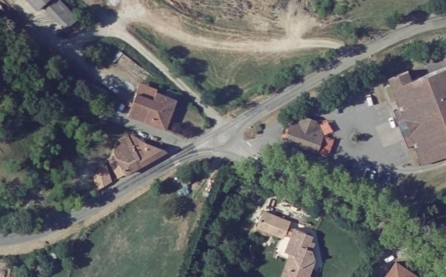Vue aérienne du Rond-point anonyme n°128188310