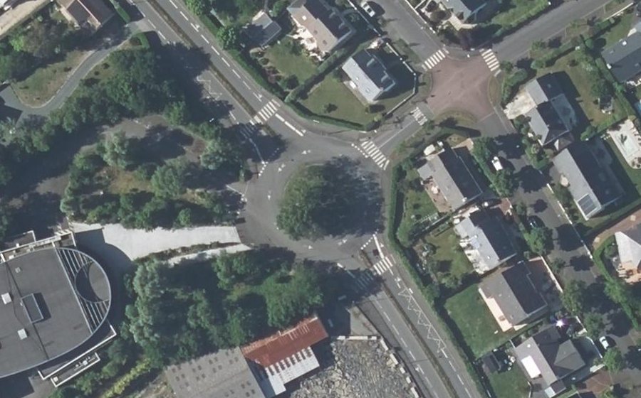 Vue aérienne du Rond-point anonyme n°128192889