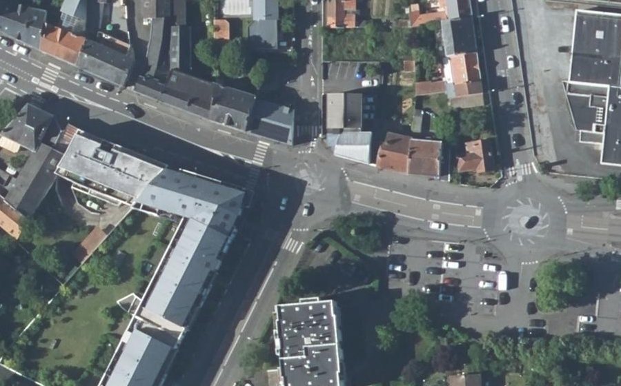 Vue aérienne du Rond-point anonyme n°128209959