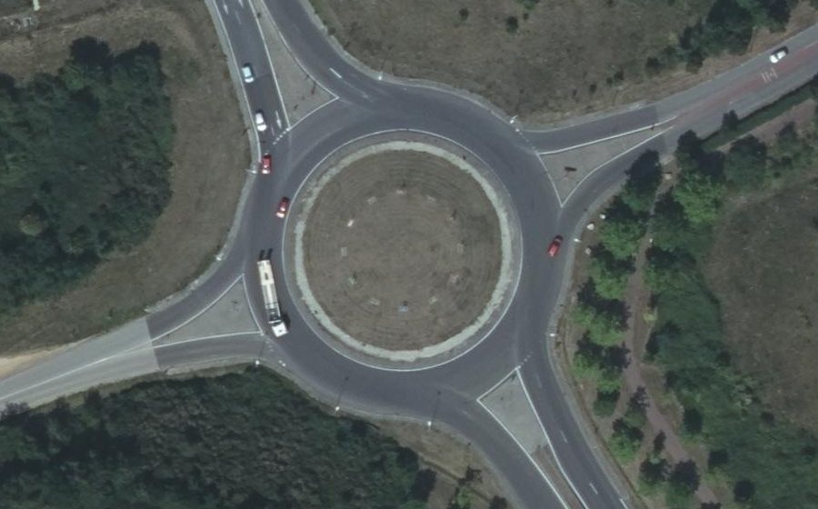 Vue aérienne du Rond-point anonyme n°128214457