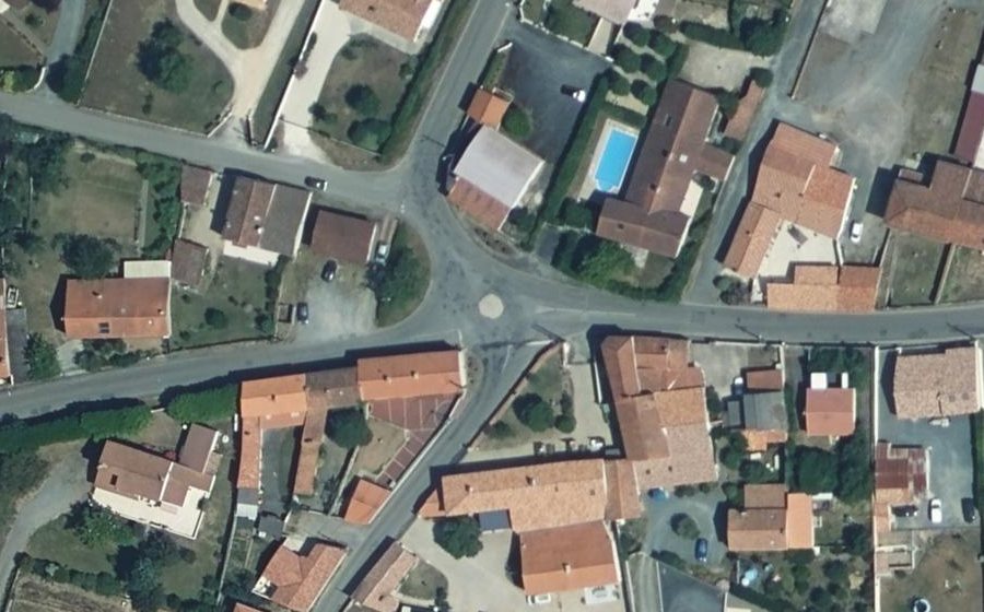 Vue aérienne du Rond-point anonyme n°128225814