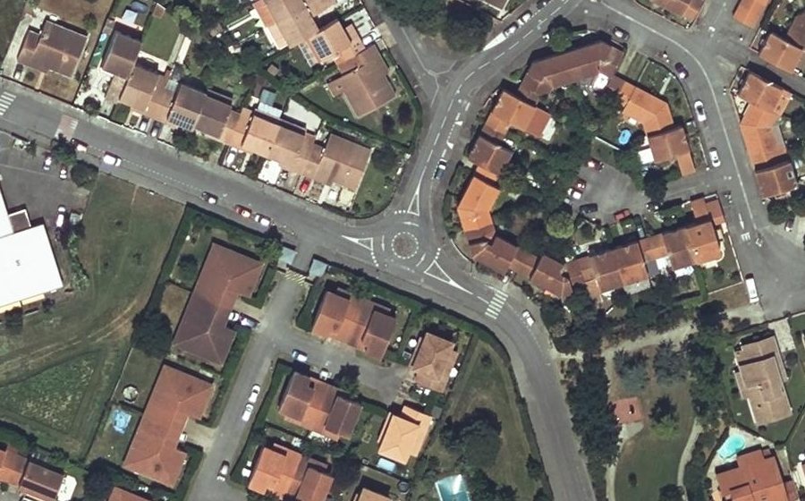 Vue aérienne du Rond-point anonyme n°128243710