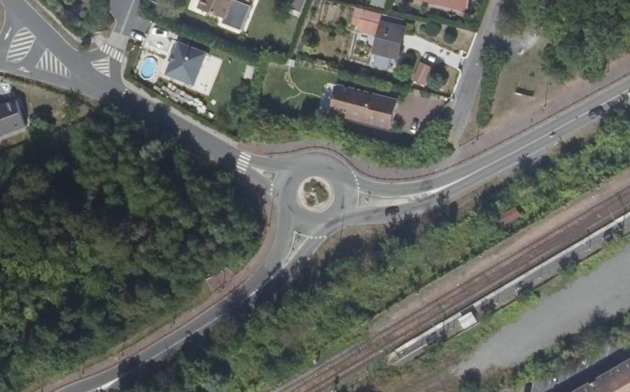 Vue aérienne du Rond-point anonyme n°128250876