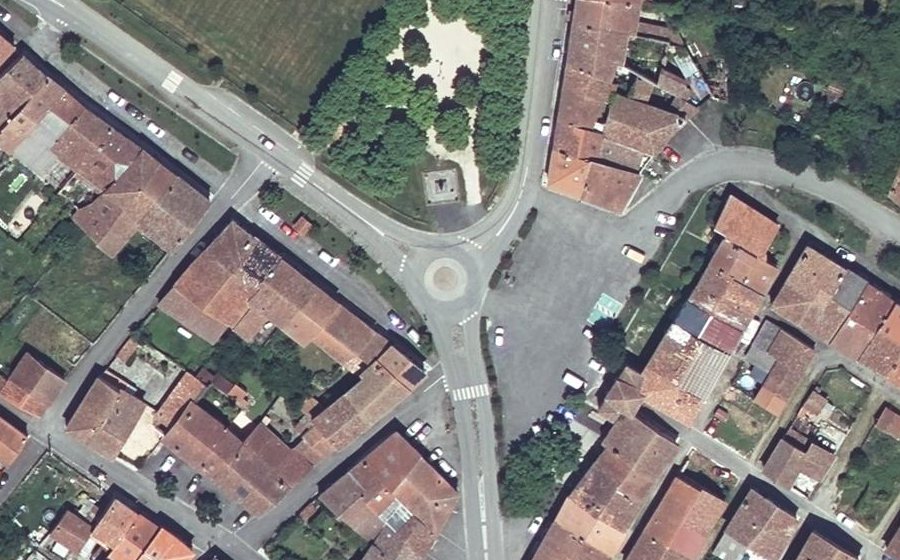 Vue aérienne du Rond-point anonyme n°128296342