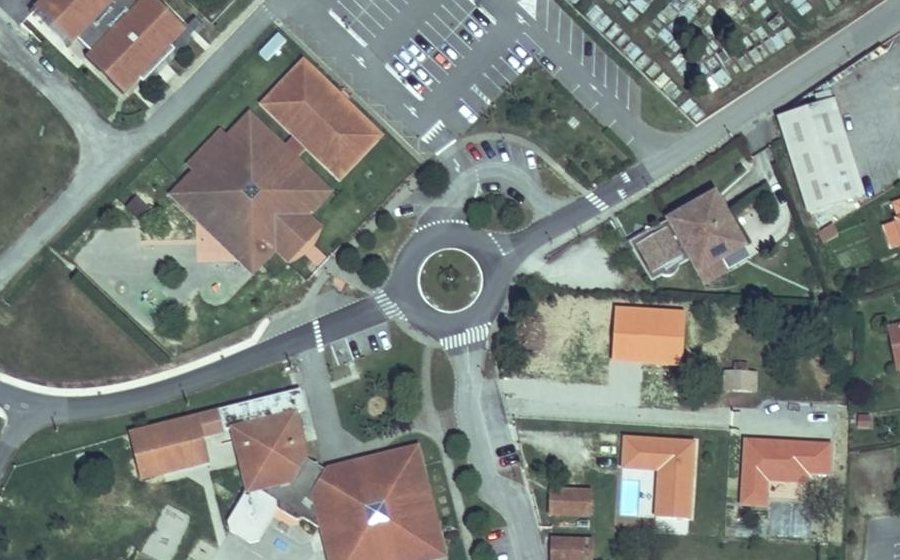 Vue aérienne du Rond-point anonyme n°128307453