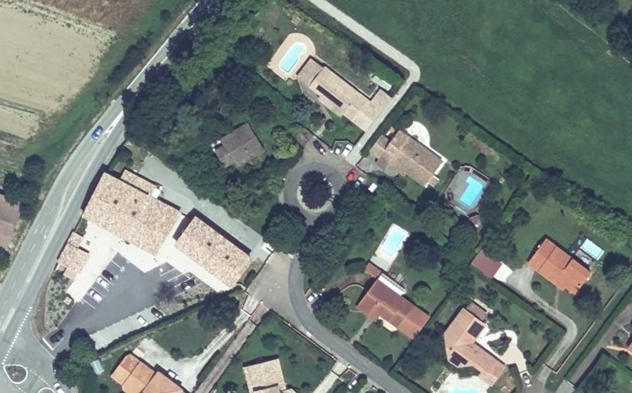 Vue aérienne du Rond-point anonyme n°128341920