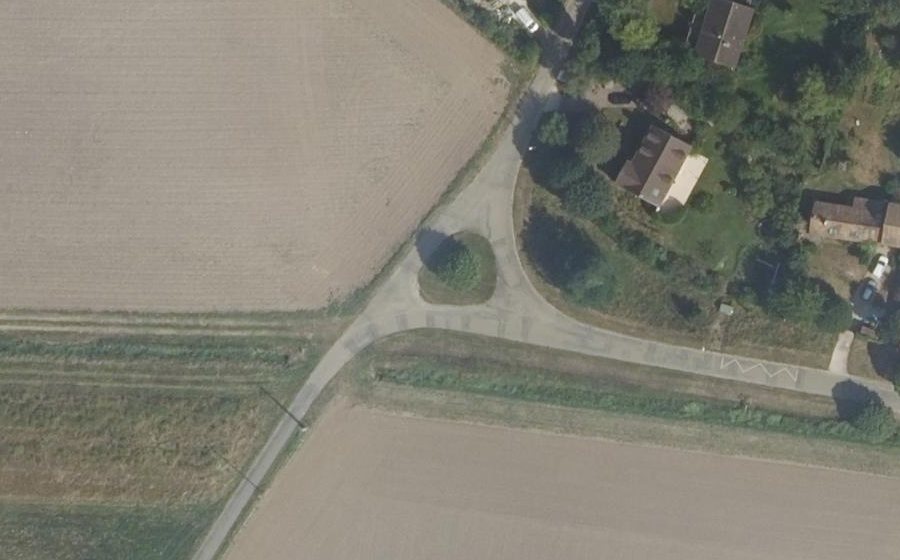 Vue aérienne du Rond-point anonyme n°128352192