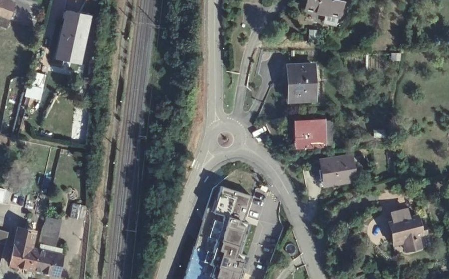Vue aérienne du Rond-point anonyme n°128355188
