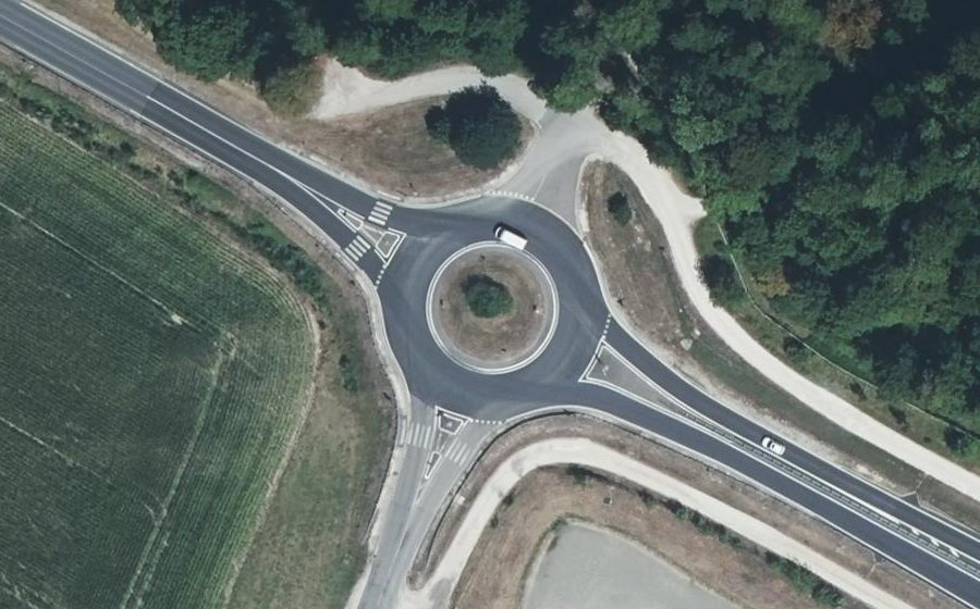 Vue aérienne du Rond-point anonyme n°128381019