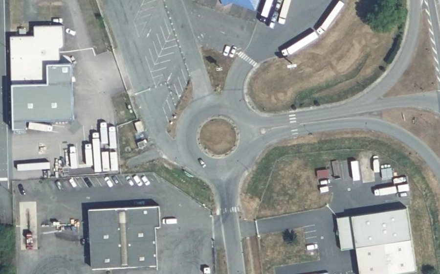 Vue aérienne du Rond-point anonyme n°128381421
