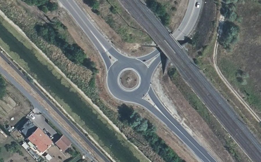 Vue aérienne du Rond-point anonyme n°128384714
