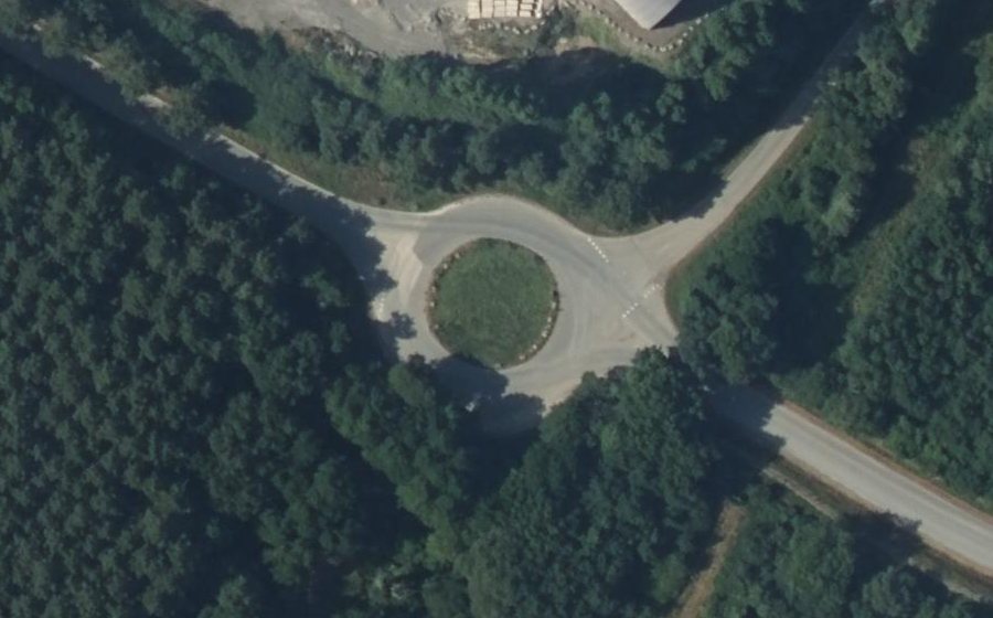 Vue aérienne du Rond-point anonyme n°128384926
