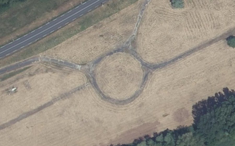 Vue aérienne du Rond-point anonyme n°128401965