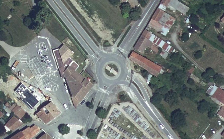 Vue aérienne du Rond-point anonyme n°128405470