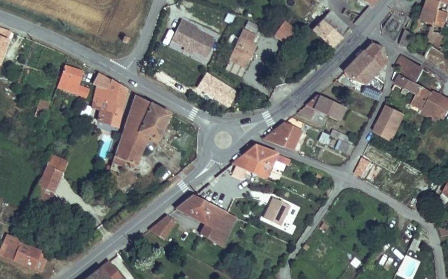 Vue aérienne du Rond-point anonyme n°128406012