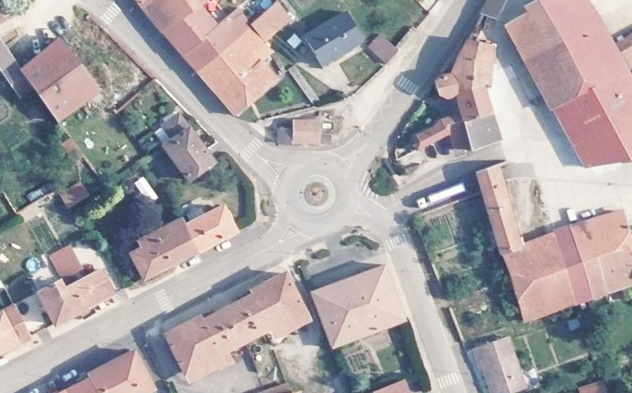 Vue aérienne du Rond-point anonyme n°128418060