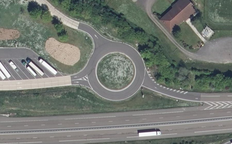 Vue aérienne du Rond-point anonyme n°128420426