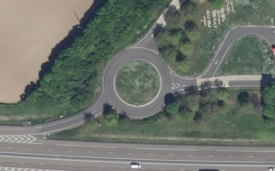 Vue aérienne du Rond-point anonyme n°128420428