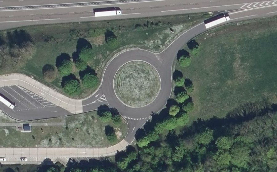 Vue aérienne du Rond-point anonyme n°128420429