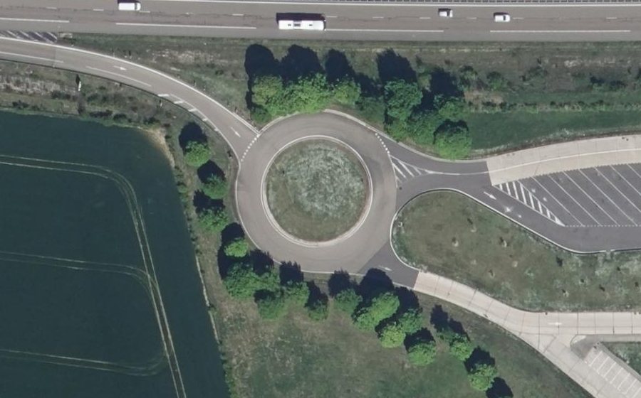Vue aérienne du Rond-point anonyme n°128420430