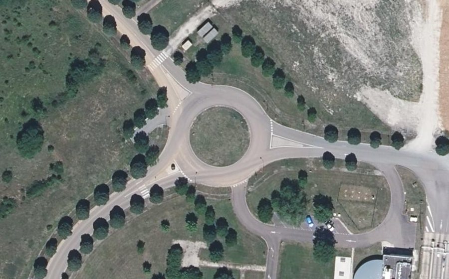 Vue aérienne du Rond-point anonyme n°128420431