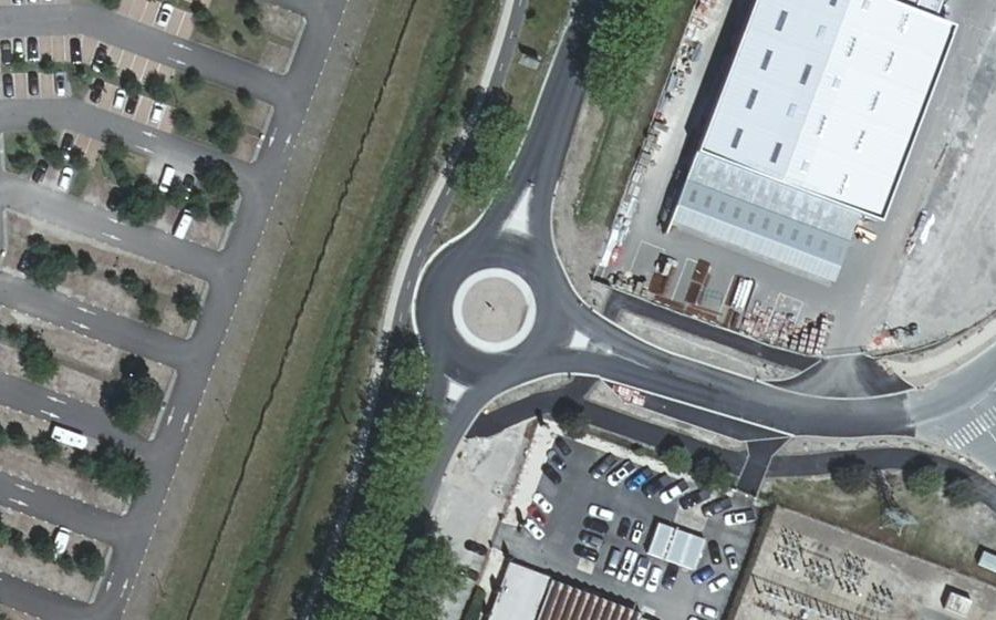 Vue aérienne du Rond-point anonyme n°1284343615