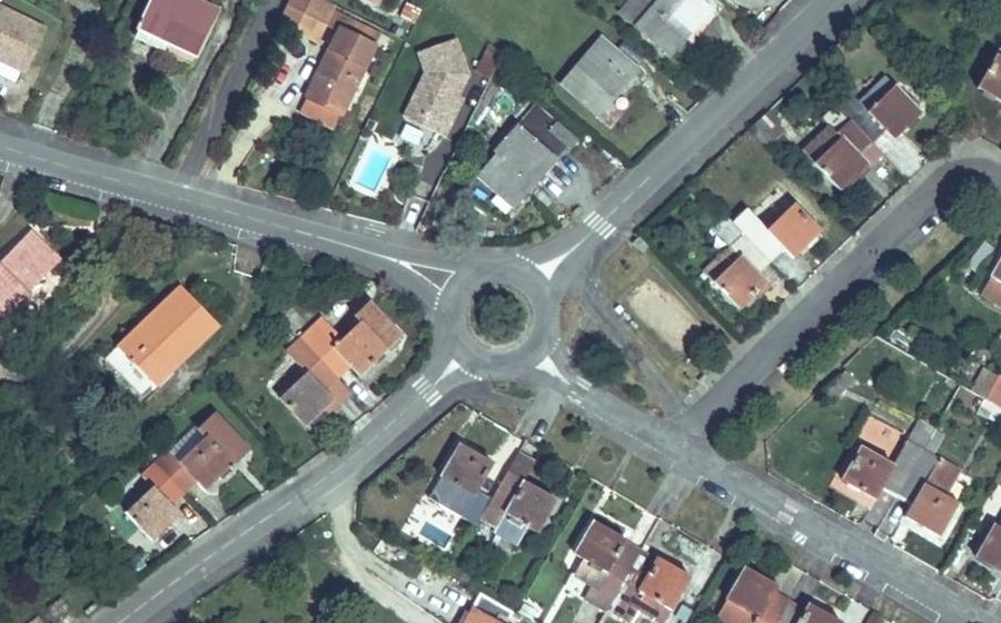 Vue aérienne du Rond-point anonyme n°128444699