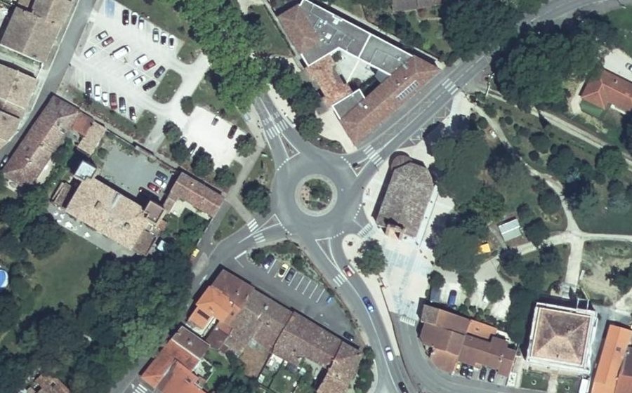 Vue aérienne du Rond-point anonyme n°128445847