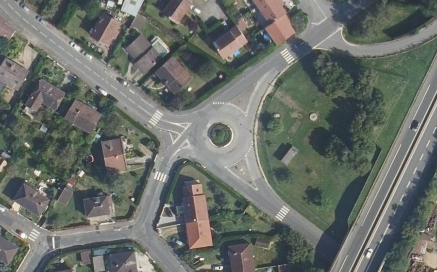Vue aérienne du Rond-point anonyme n°128454070