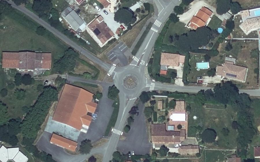 Vue aérienne du Rond-point anonyme n°128489956