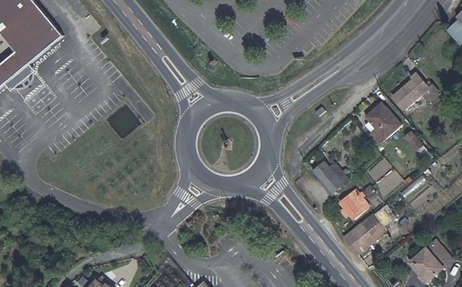 Vue aérienne du Rond-point anonyme n°128490990