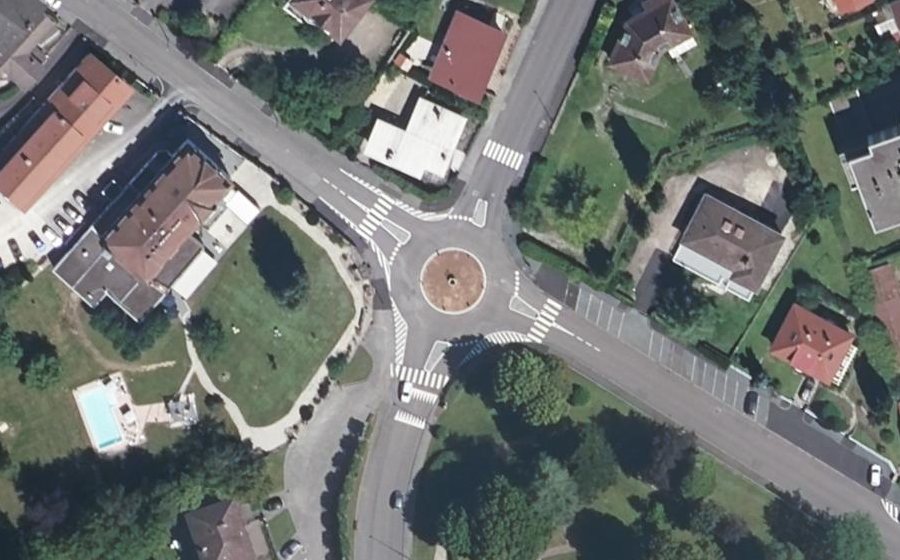 Vue aérienne du Rond-point anonyme n°128491571