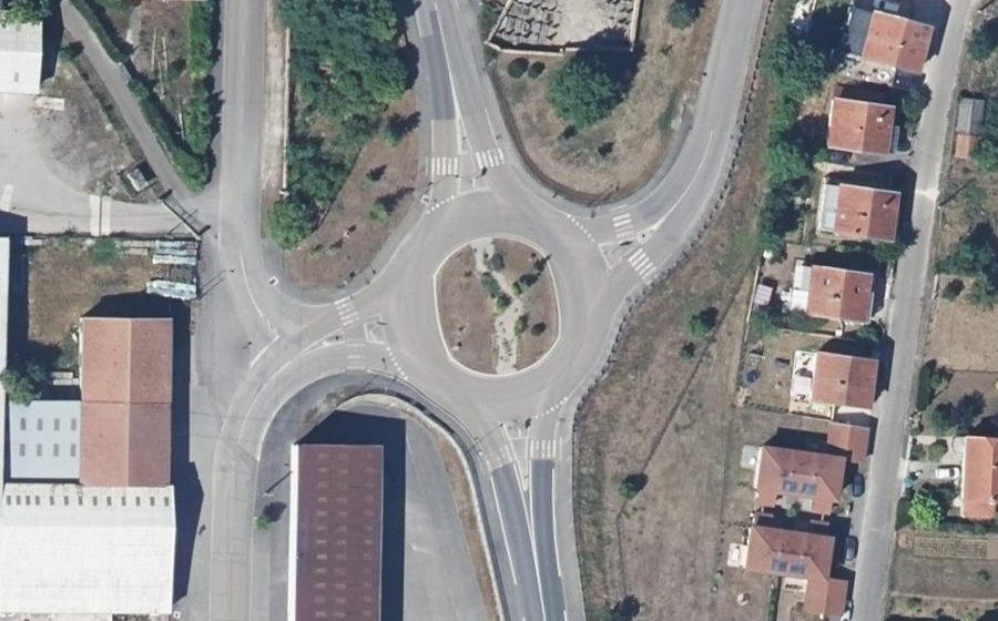Vue aérienne du Rond-point anonyme n°128504689