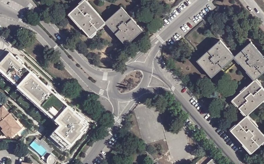 Vue aérienne du Rond-point anonyme n°128505263