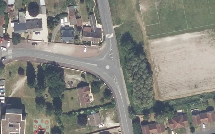 Vue aérienne du Rond-point anonyme n°128531401