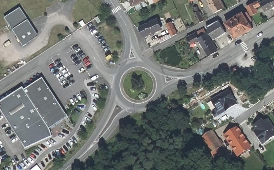 Vue aérienne du Rond-point anonyme n°128532448