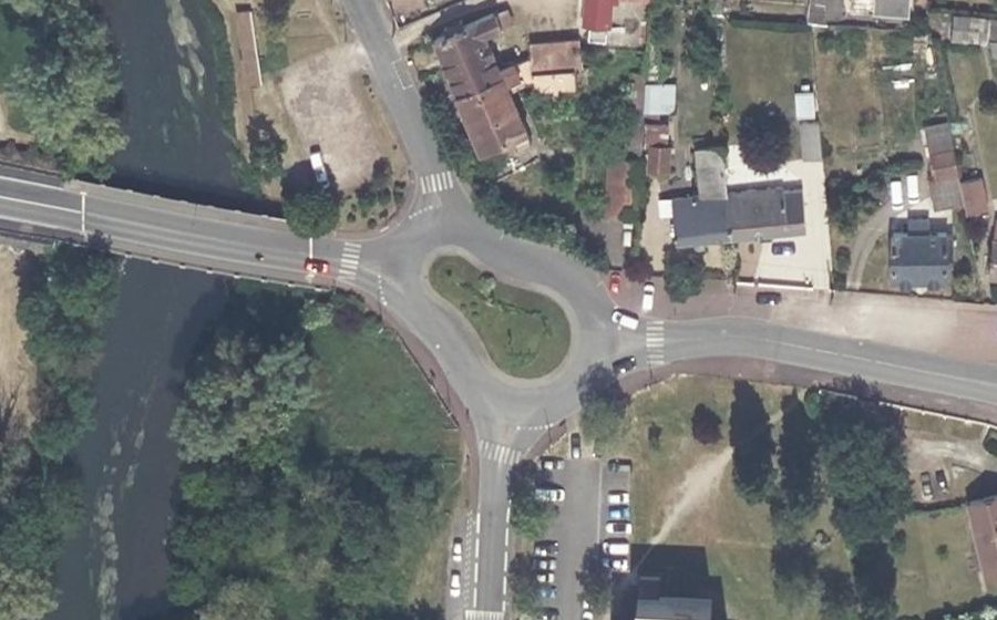 Vue aérienne du Rond-point anonyme n°128534203