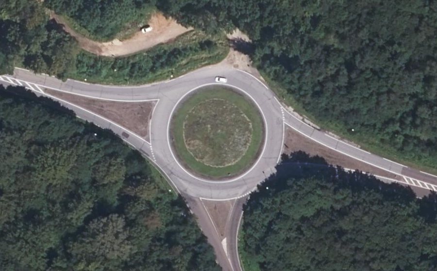 Vue aérienne du Rond-point anonyme n°128546222
