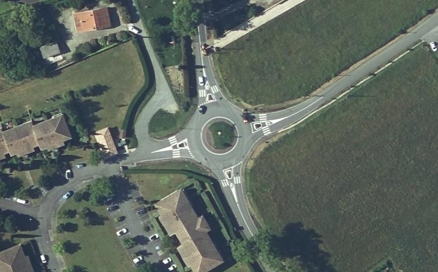 Vue aérienne du Rond-point anonyme n°128549213