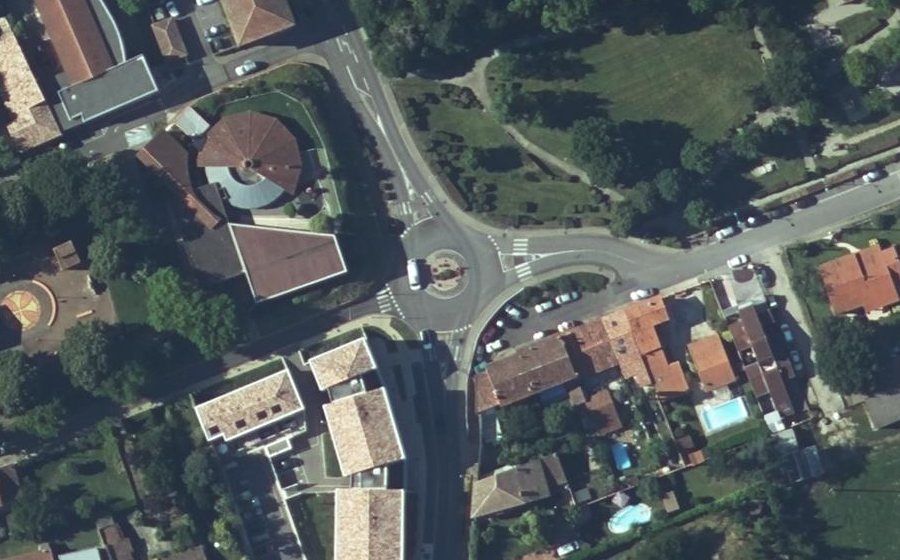 Vue aérienne du Rond-point anonyme n°128551108
