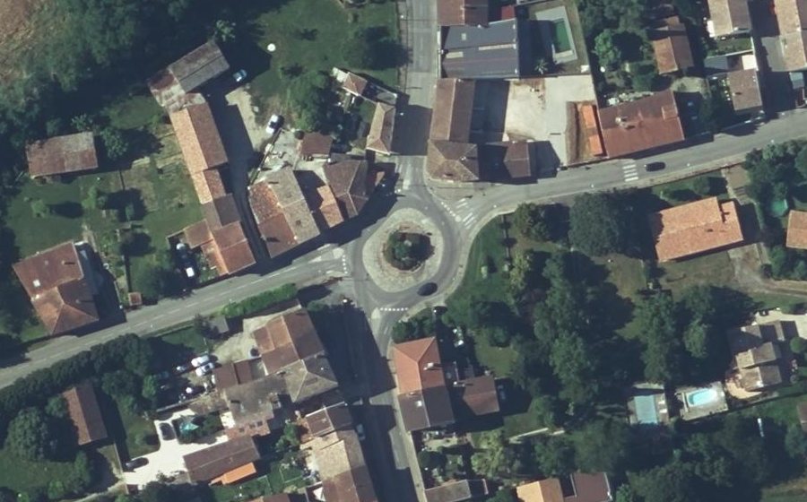 Vue aérienne du Rond-point anonyme n°128552489
