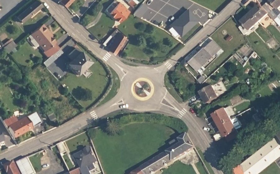 Vue aérienne du Rond-point anonyme n°128553135