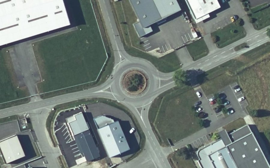 Vue aérienne du Rond-point anonyme n°128554566