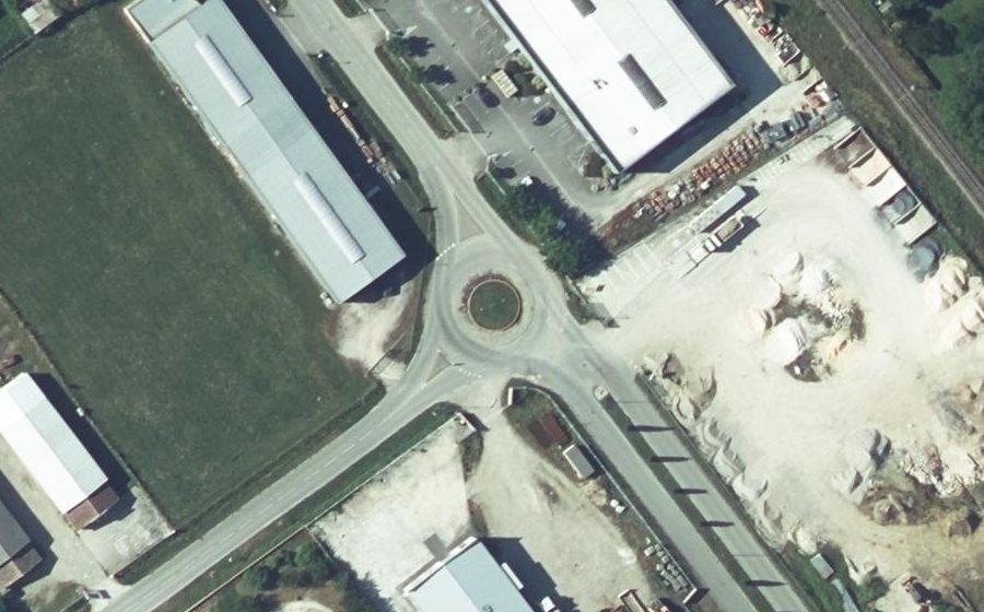Vue aérienne du Rond-point anonyme n°128554568