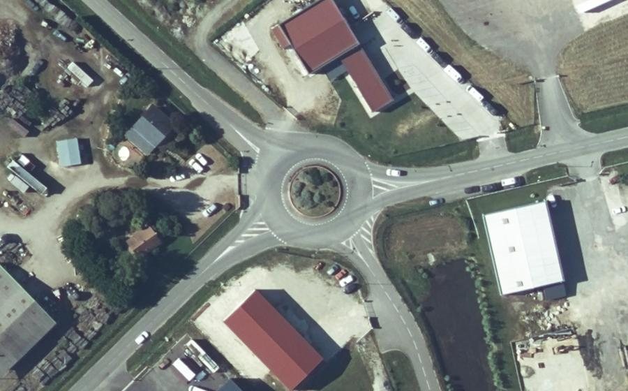 Vue aérienne du Rond-point anonyme n°128562536