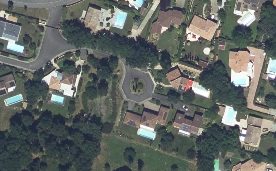 Vue aérienne du Rond-point anonyme n°128606259